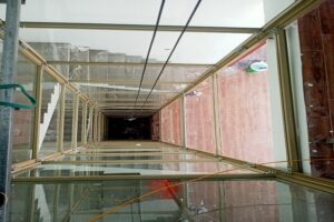 Tổng hợp 10 mẫu thang máy kính đẹp được ưa chuộng nhất 2026