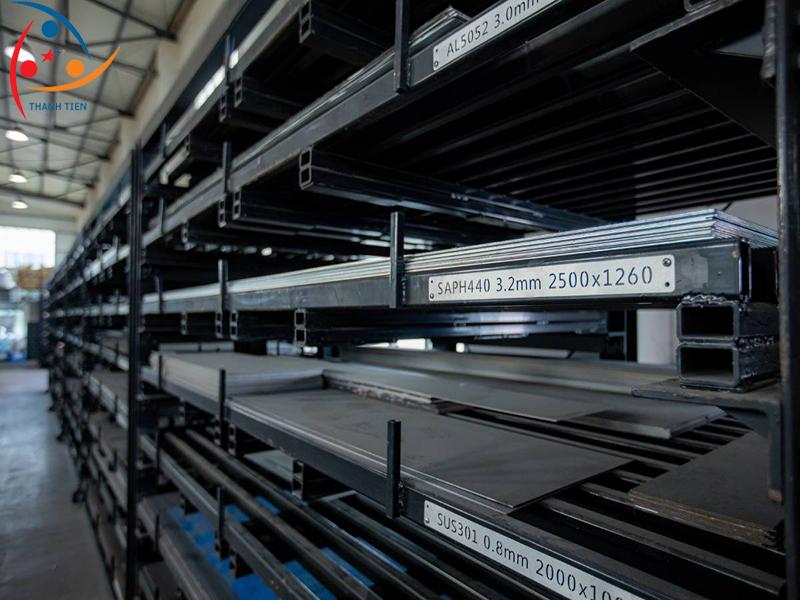 Kim loại tấm được sắp xếp trong xưởng sản xuất Kim loại tấm được sắp xếp trong xưởng sản xuất