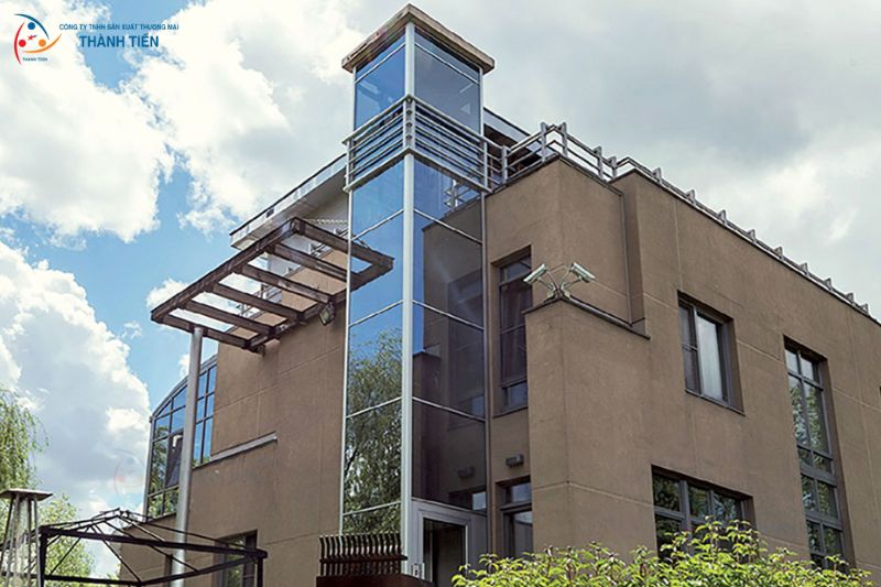 Thang máy lắp đặt ngoài trời thiết kế hiện đại, di chuyển linh hoạt 