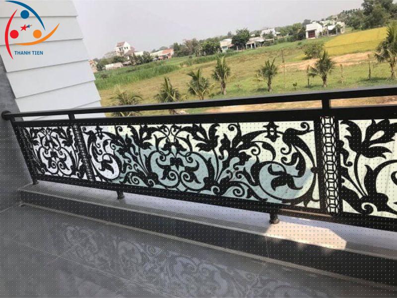 Hành lang được cắt laser inox với những họa tiết bắt mắt