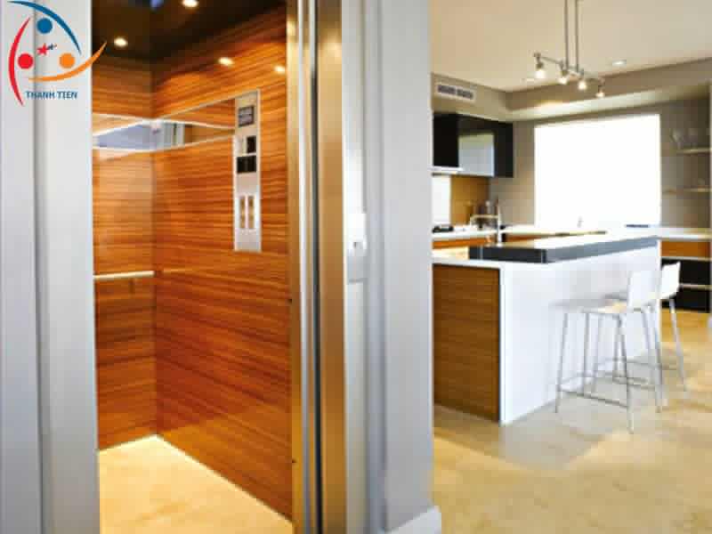 Ốp gỗ thang máy bên trong với phong cách đậm chất cổ điển