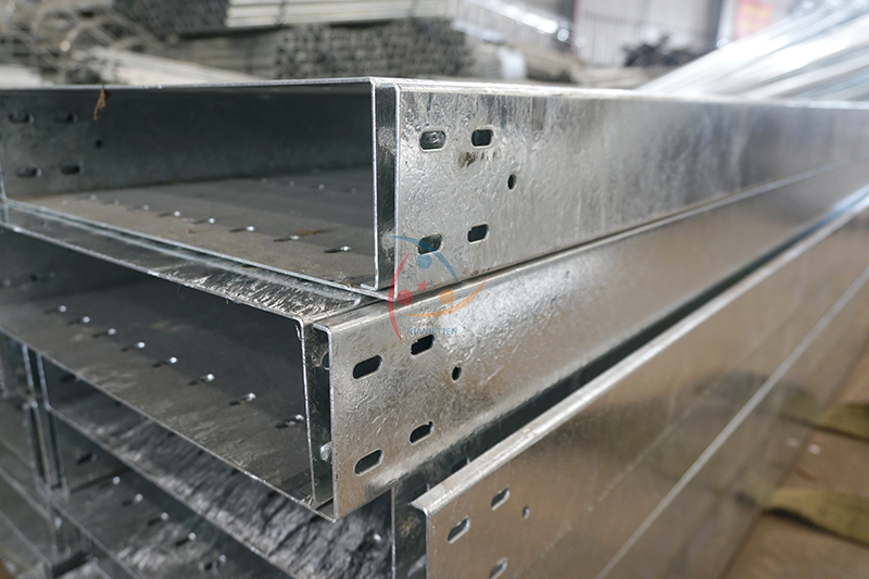 Cận cảnh máng cáp mạ kẽm nhúng nóng vừa ra khỏi bể mạ