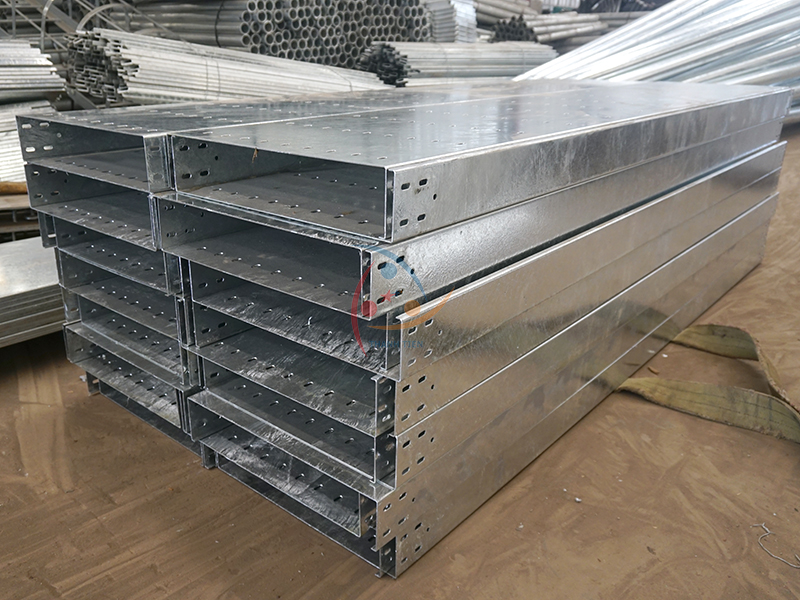 Máng cáp mạ kẽm nhúng nóng chuẩn bị xuất xưởng Thành Tiến
