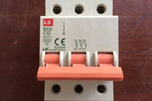 Aptomat 3 pha là gì? Lợi ích của aptomat 3 pha
