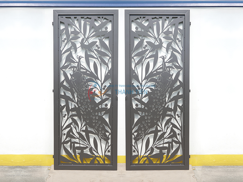 Gia công hoàn thiện cửa công theo yêu cầu khách hàng