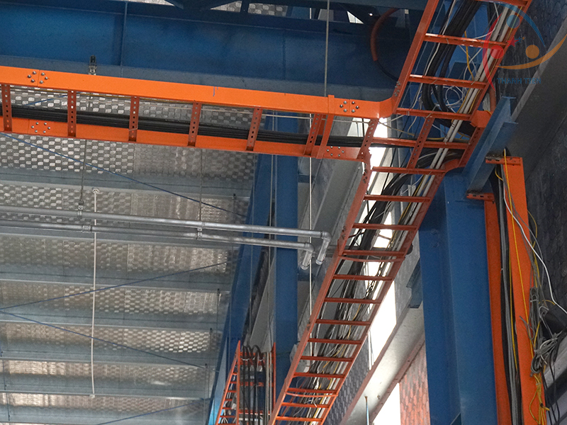 Hệ thống thang máng cáp được lắp đặt tại xưởng sản xuất