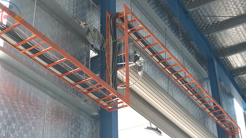 Hệ thống thang máng cáp được lắp đặt tại xưởng sản xuất