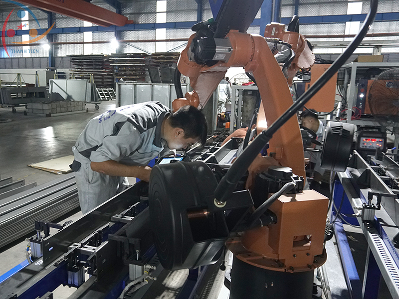CÔNG NGHIỆP 4.0 - ÁP DỤNG HÀN ROBOT TRONG SẢN XUẤT TẠI THÀNH TIẾN CÔNG NGHIỆP 4.0 - ÁP DỤNG HÀN ROBOT TRONG SẢN XUẤT TẠI THÀNH TIẾN
