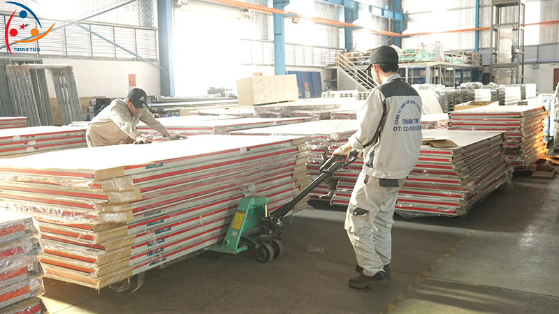 Xuất hàng cửa chống cháy đến công trình cho khách hàng