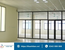 So sánh vách kính chống cháy và vách kính thường