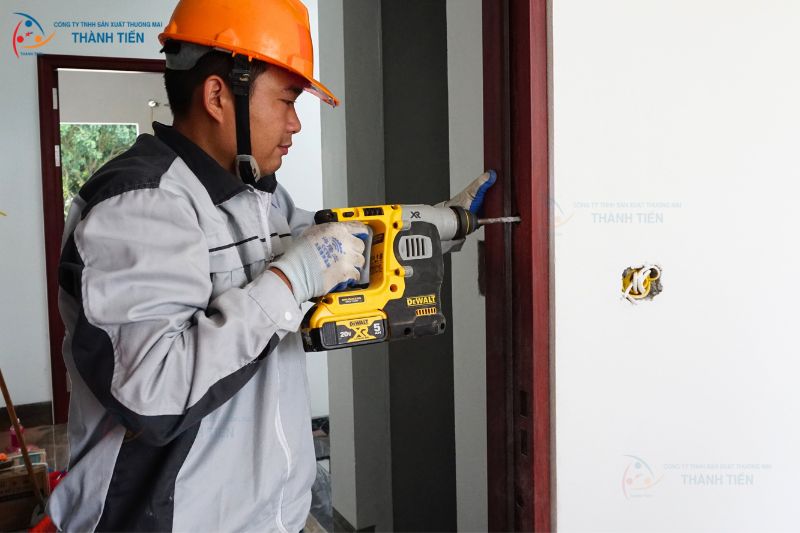 Máy khoan bắt vít