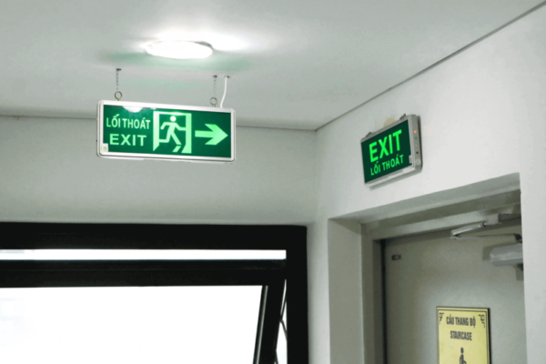 Đặt các thông báo chỉ dẫn thoát hiểm ở vị trí phù hợp