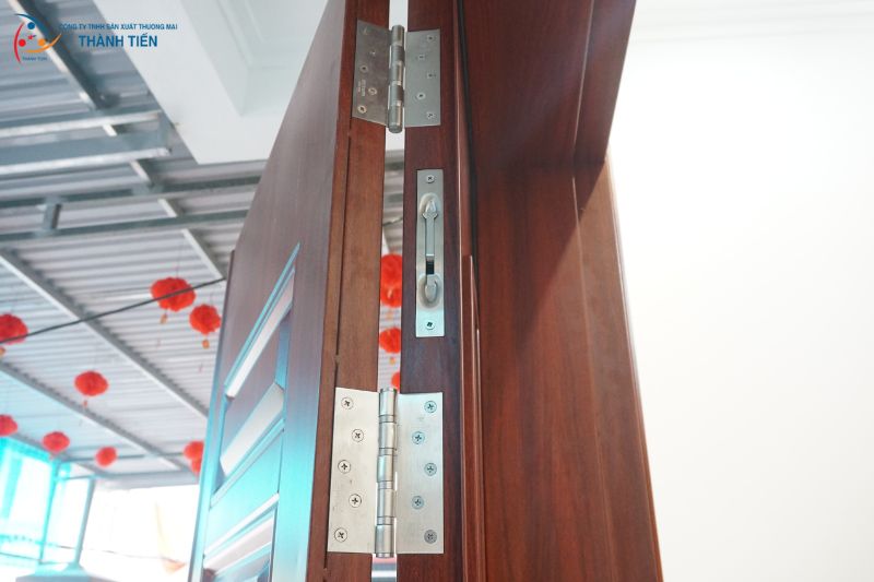 lưu ý khi gắn bản lề cửa chống cháy bền đẹp