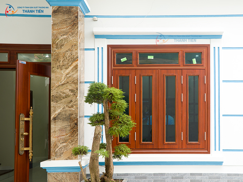 Cửa thép vân gỗ 4 cánh có ô kính