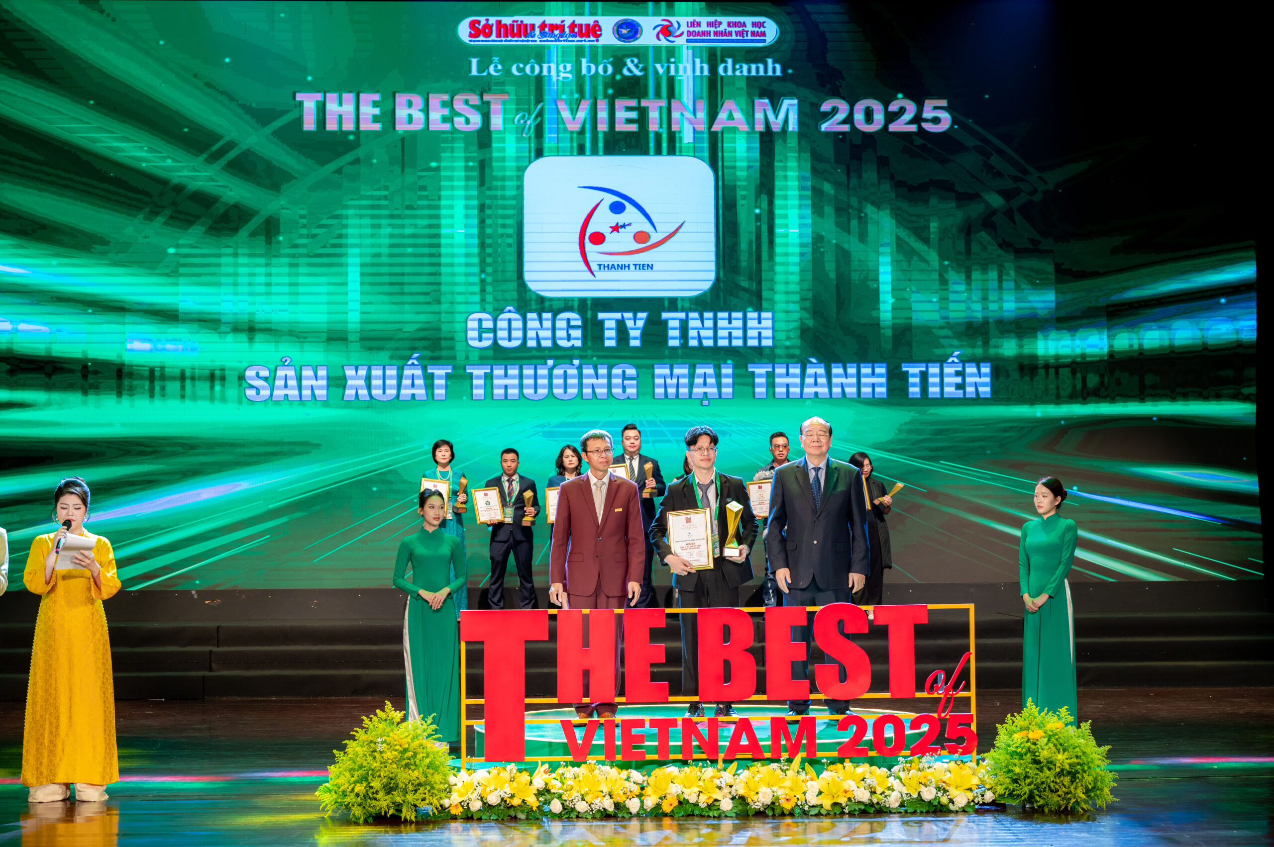 Thành Tiến vinh dự nhận danh hiệu Top 10 Công Ty Vật Liệu Xây Dựng Tốt Nhất Việt Nam 2025